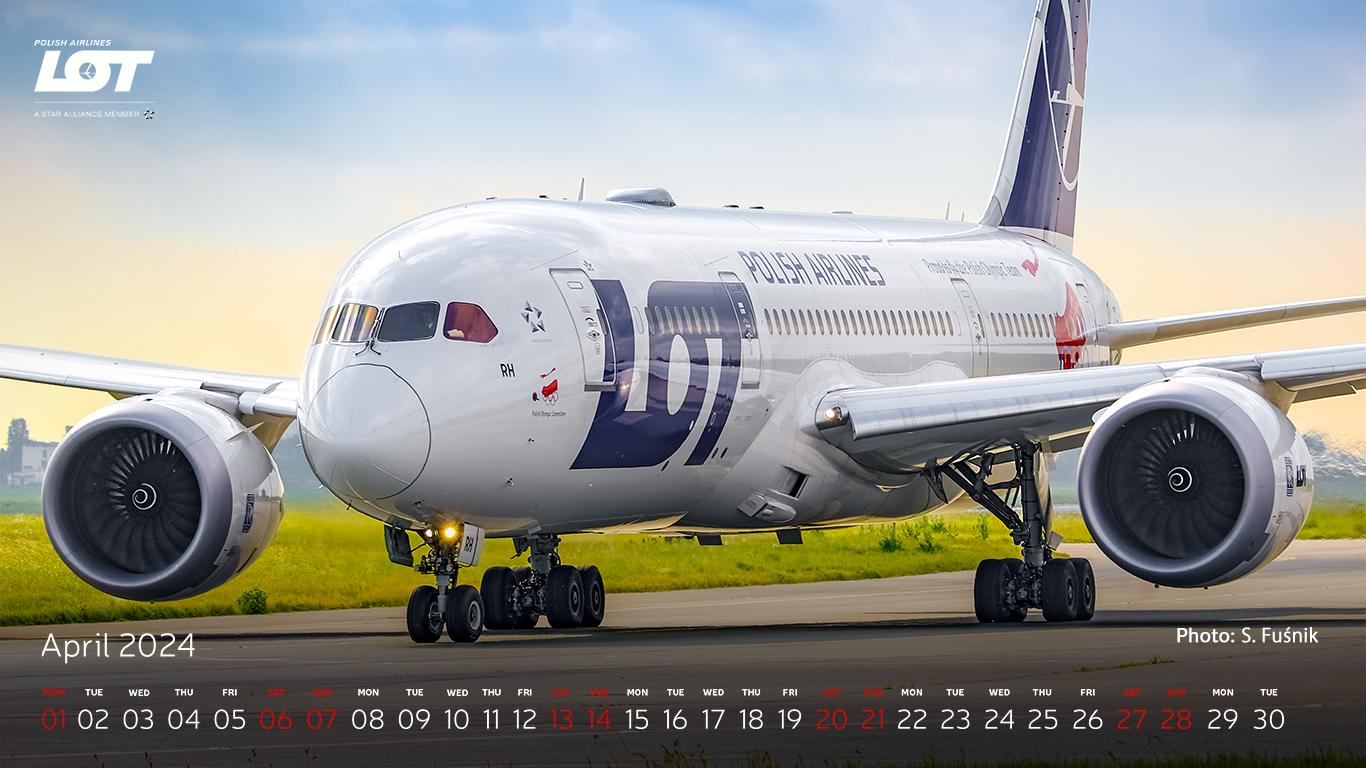 Boeing 787 taxiing at Warsaw Chopin Airport